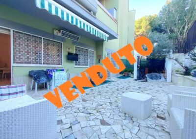 TOR TRE TESTE COMODO TRILOCALE CON GIARDINO MATTONATO