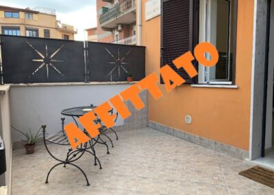 TORRE MAURA TOR SPACCATA BILOCALE CORTE ESTERNA