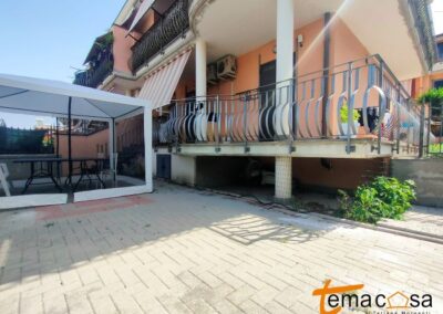 BORGHESIANA CASILINA BILOCALE CON BALCONE E CORTE ESTERNA