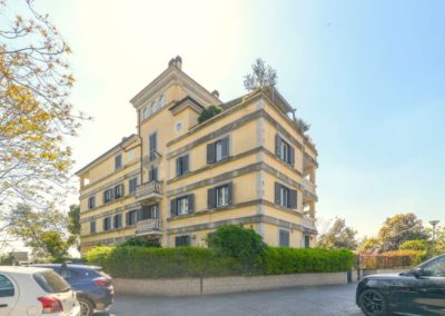 PORTUENSE BILOCALE BALCONE DOPPIO POSTO AUTO E CANTINA
