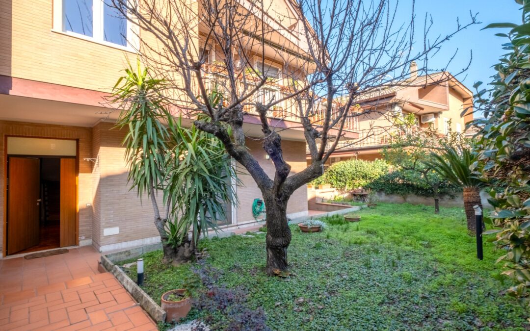 MORENA VILLA A SCHIERA AMPIO GIARDINO COMODO TERRAZZO E BOX AUTO