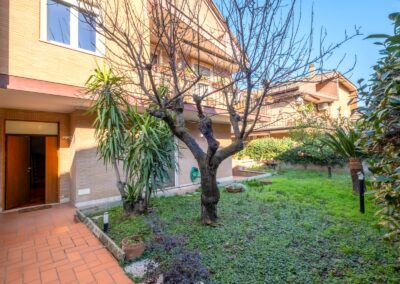 MORENA VILLA A SCHIERA AMPIO GIARDINO COMODO TERRAZZO E BOX AUTO