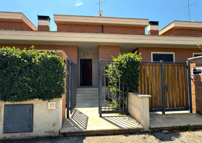 COLLEVERDE VILLETTA A SCHIERA AMPIO GIARDINO E BOX AUTO